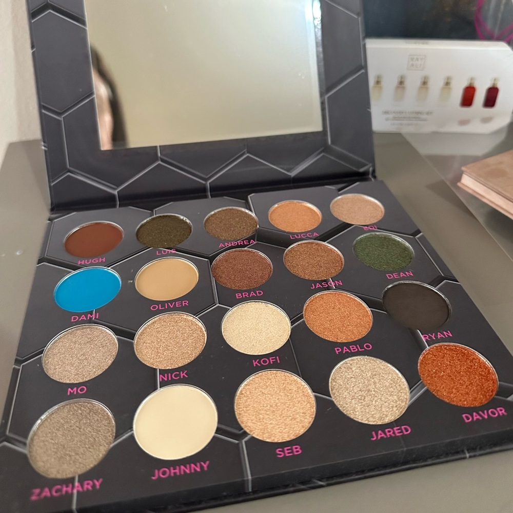 Bee Beauty Barbella eyeshadow palette NEW